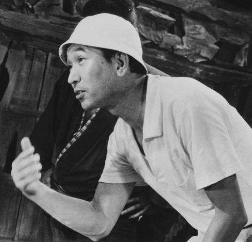 Akira_Kurosawa_directingWikiCommons.jpg (72329 bytes)