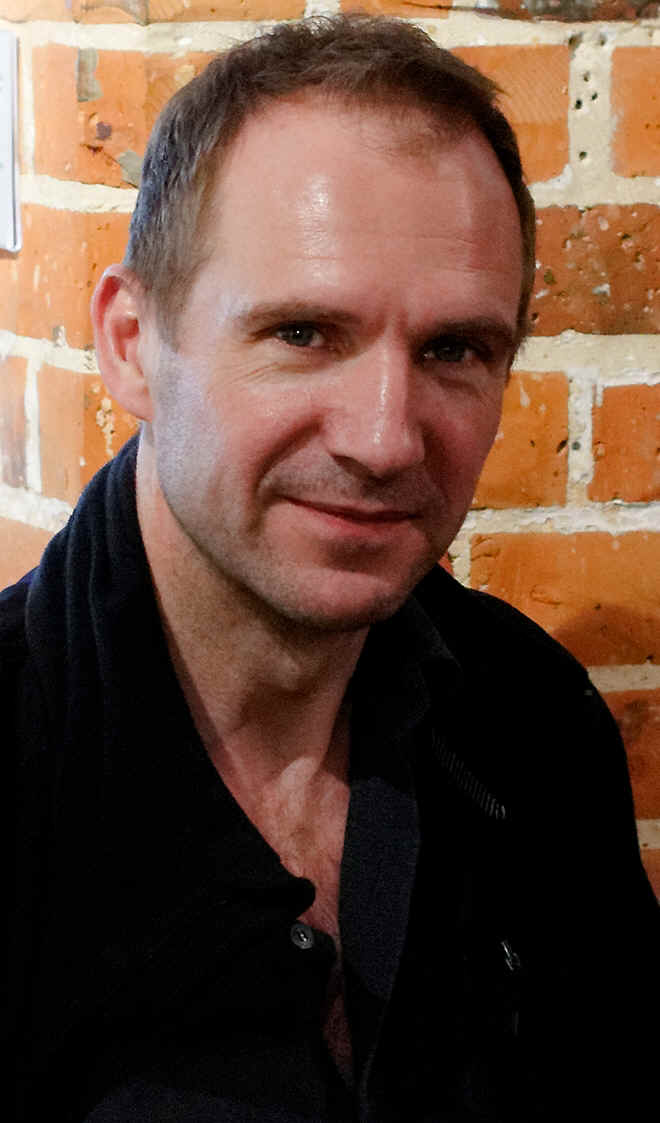 RalphFiennes2011WikiCommons-crp.jpg (461913 bytes)