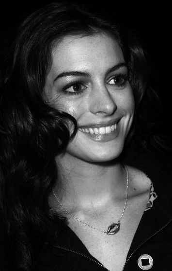 Anne_HathawayWikiCommons-crp.jpg (25175 bytes)